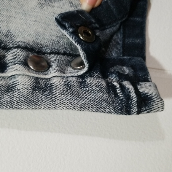 Grey Acidwashed Skinny Jeans w. Button Bottoms - Picture 5 of 8